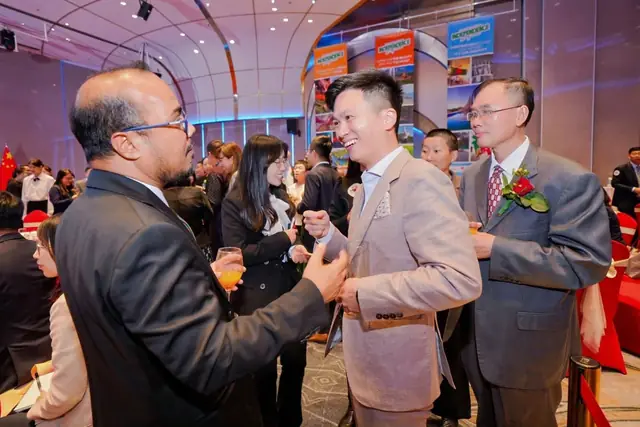 Meeting guests at the Kunming reception
